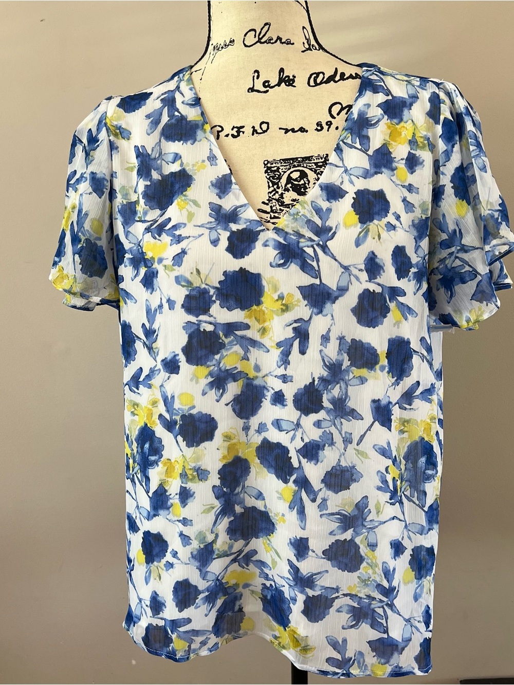 Vince Camuto Blue, Yellow & White Floral V-Neck Blouse ladies size medium